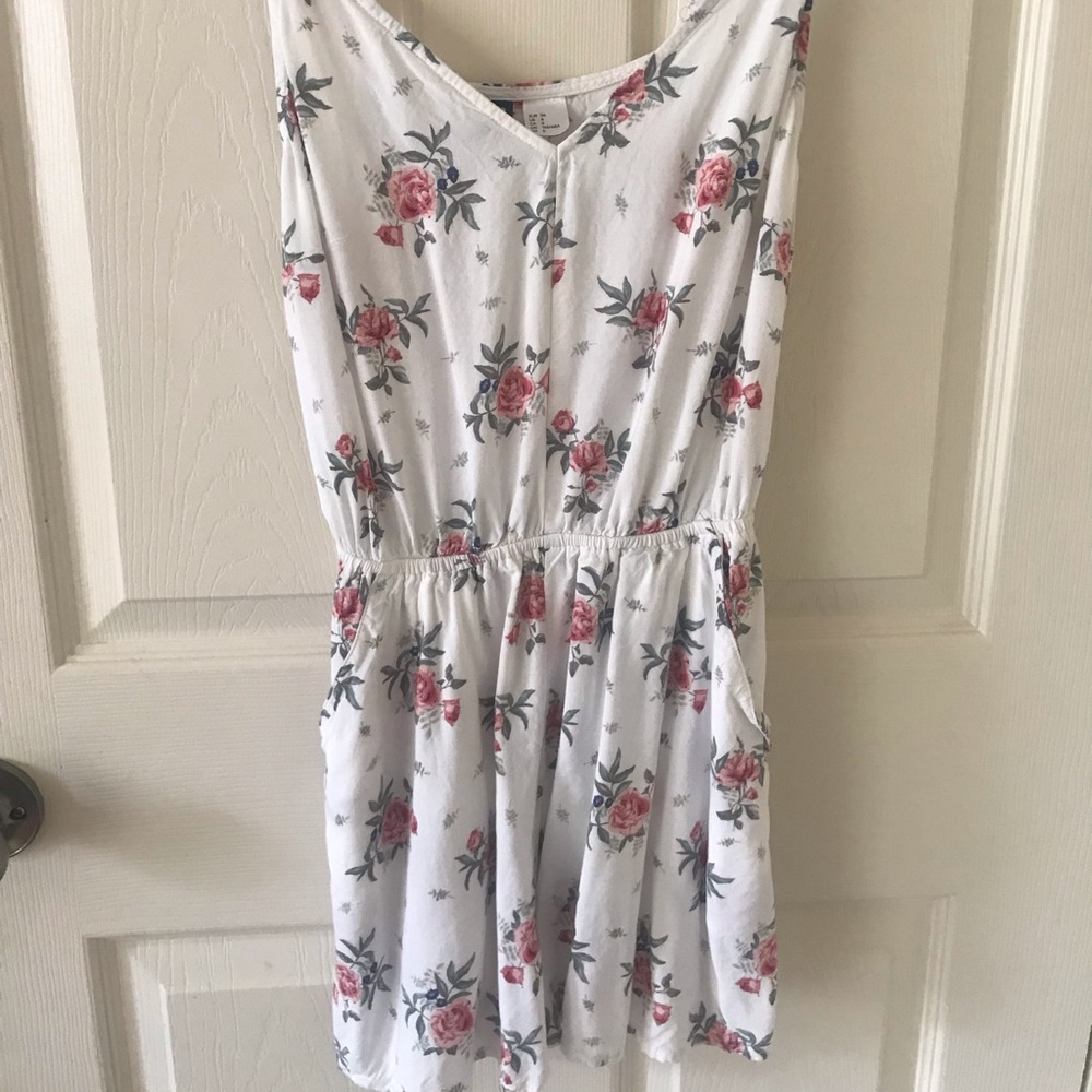 Summer Romper (White and pink roses) w/ pockets